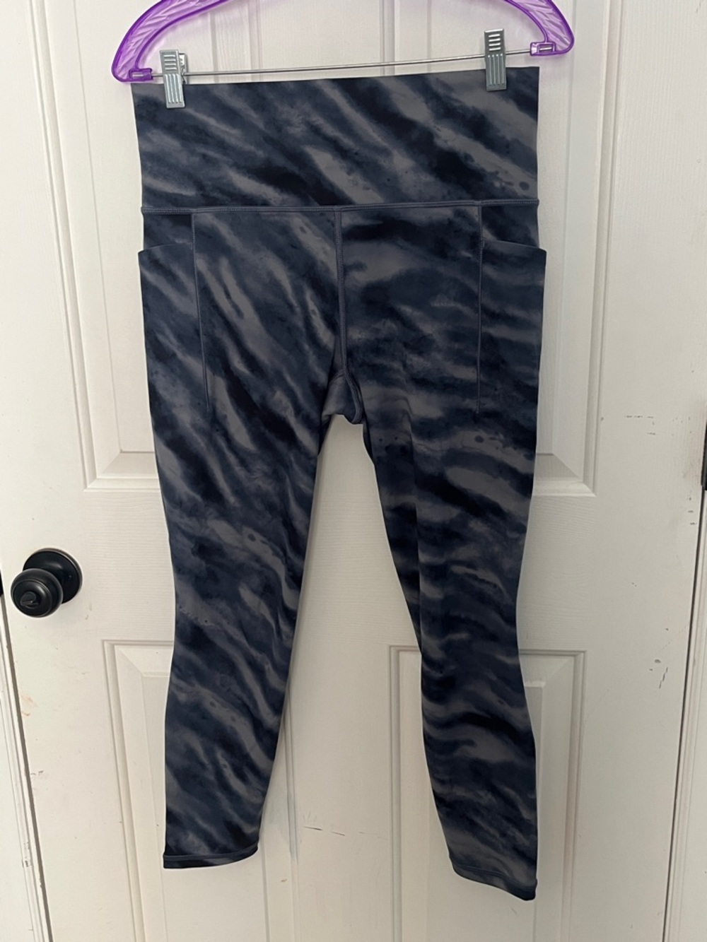 LIKE NEW Athleta Salutation Stash Pocket II 7/8 Tight - Navy/Gray - Medium